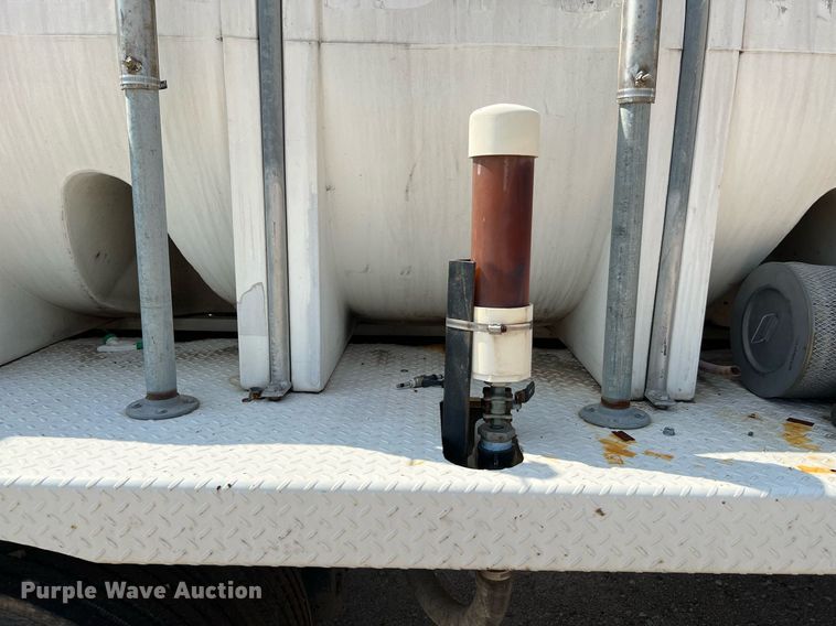 image for item LF9495 2006 International 4200  applicator truck