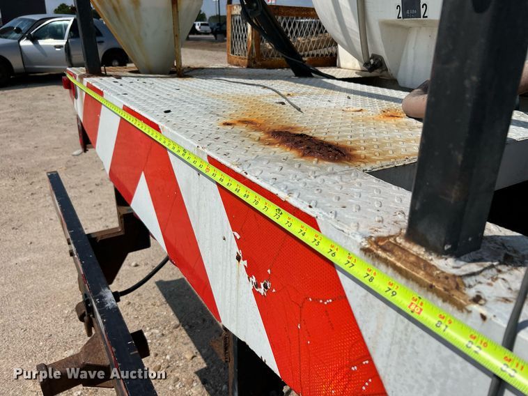 image for item LF9495 2006 International 4200  applicator truck