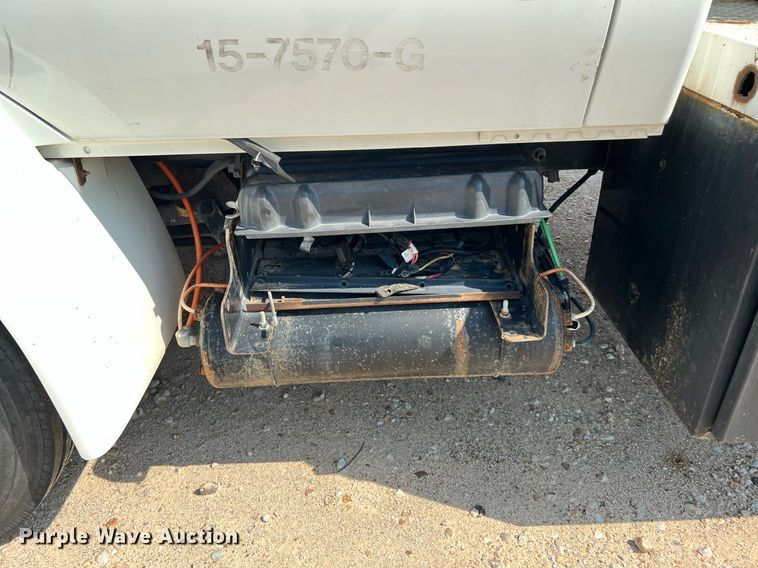 image for item LF9495 2006 International 4200  applicator truck