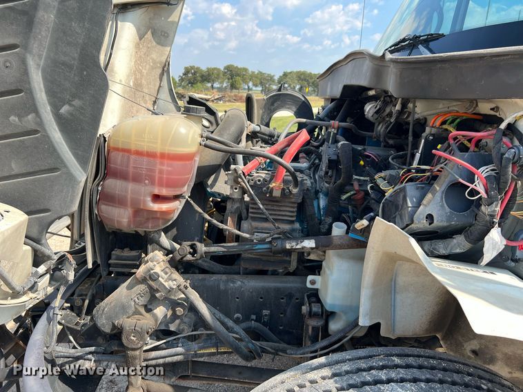 image for item LF9495 2006 International 4200  applicator truck