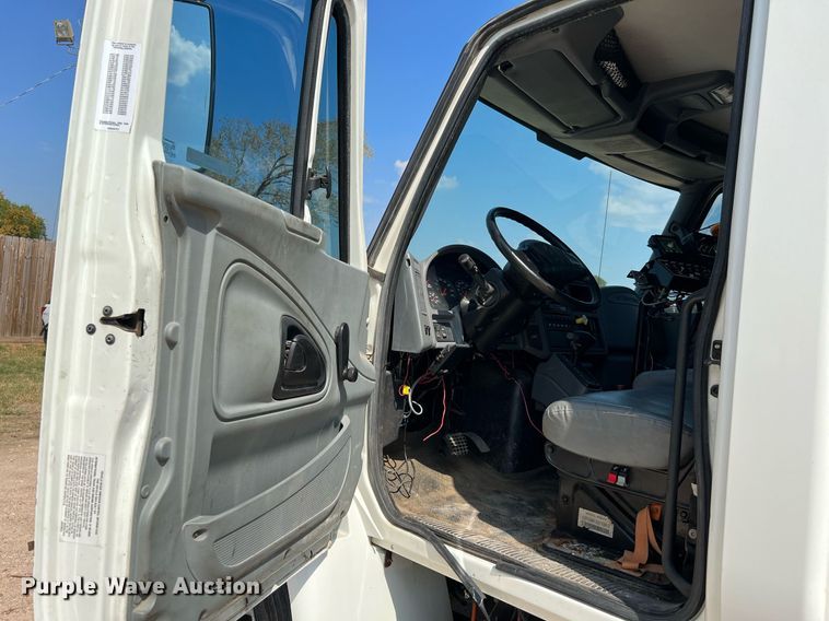 image for item LF9495 2006 International 4200  applicator truck