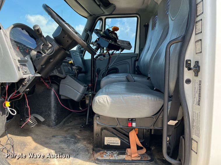 image for item LF9495 2006 International 4200  applicator truck