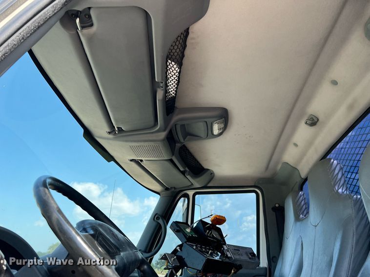 image for item LF9495 2006 International 4200  applicator truck