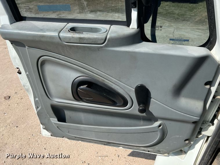 image for item LF9495 2006 International 4200  applicator truck