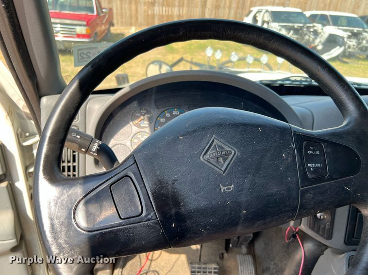 image for item LF9495 2006 International 4200  applicator truck