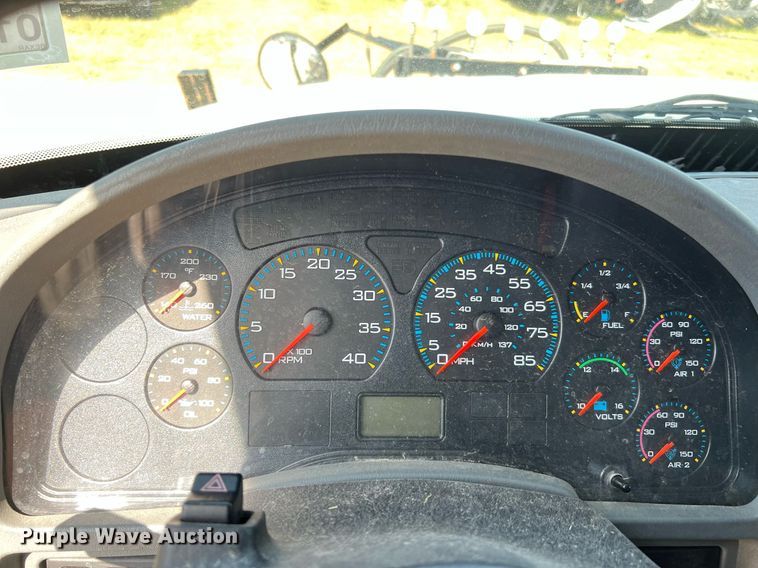 image for item LF9495 2006 International 4200  applicator truck