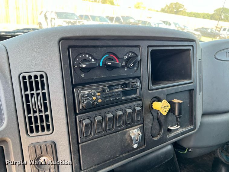 image for item LF9495 2006 International 4200  applicator truck