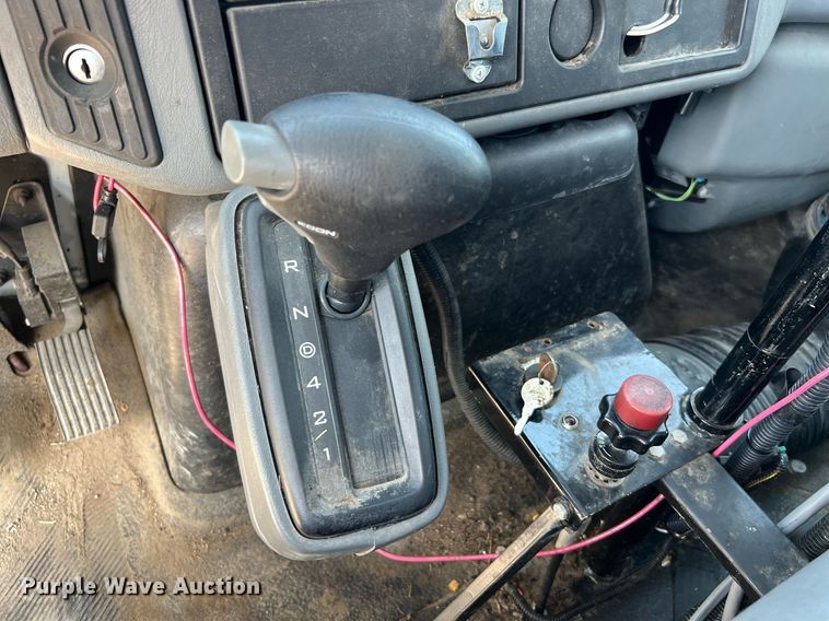 image for item LF9495 2006 International 4200  applicator truck