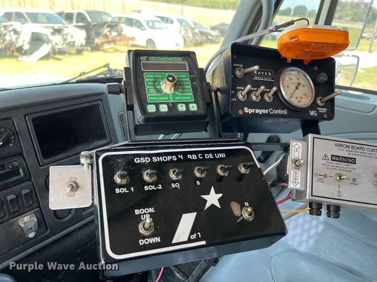 image for item LF9495 2006 International 4200  applicator truck