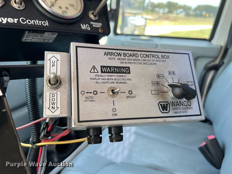 image for item LF9495 2006 International 4200  applicator truck