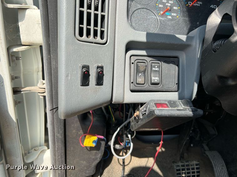 image for item LF9495 2006 International 4200  applicator truck