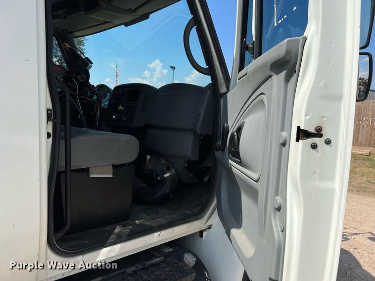 image for item LF9495 2006 International 4200  applicator truck