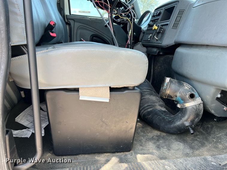 image for item LF9495 2006 International 4200  applicator truck