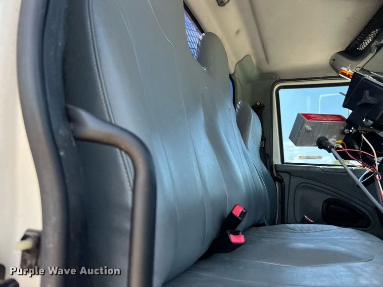 image for item LF9495 2006 International 4200  applicator truck