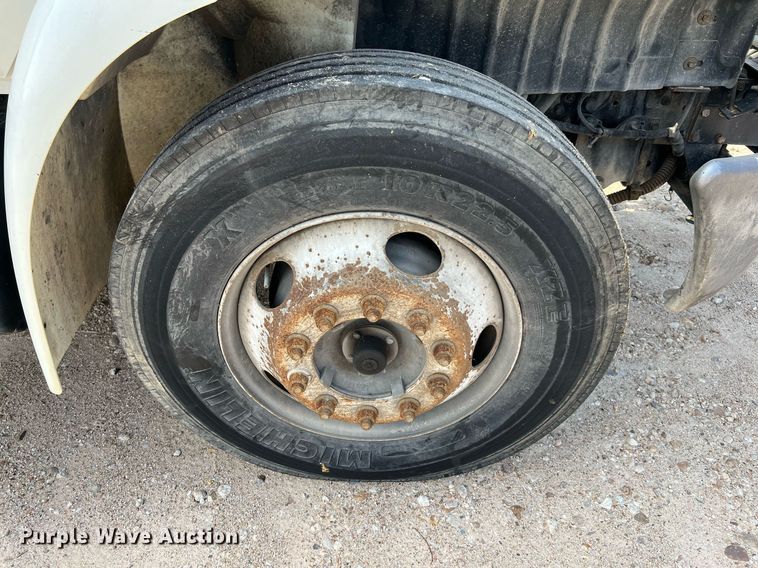 image for item LF9495 2006 International 4200  applicator truck