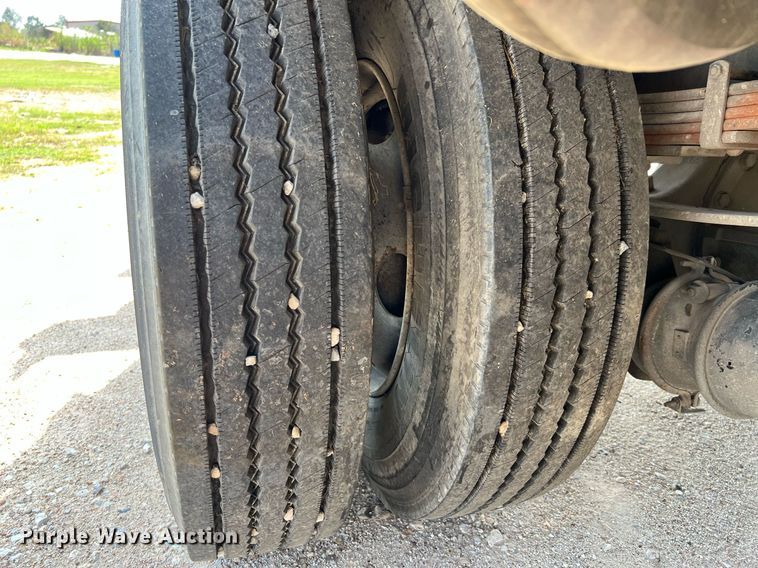 image for item LF9495 2006 International 4200  applicator truck