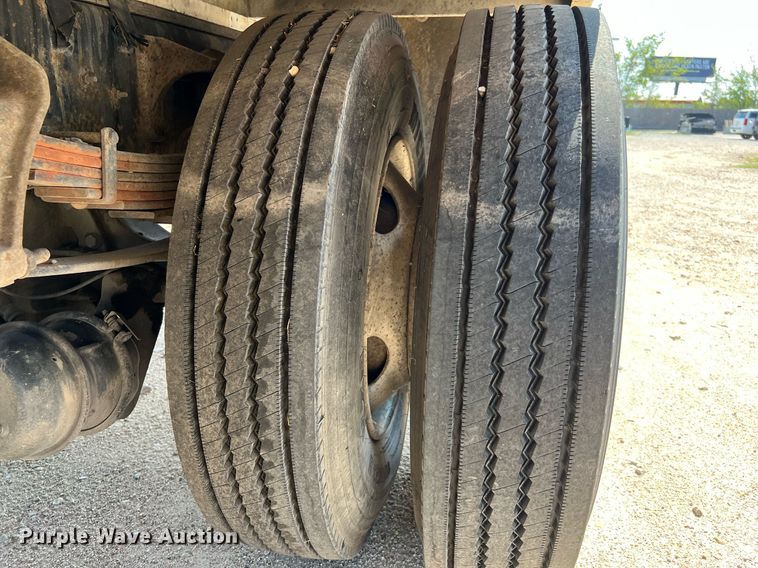 image for item LF9495 2006 International 4200  applicator truck