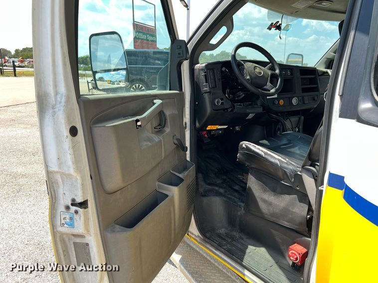 image for item LF9498 2016 Chevrolet Express  shuttle bus