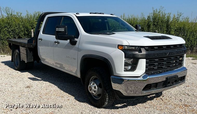 image for item LF9502 2020 Chevrolet Silverado 3500HD  Crew Cab flatbed pickup truck