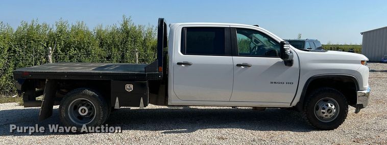 image for item LF9502 2020 Chevrolet Silverado 3500HD  Crew Cab flatbed pickup truck