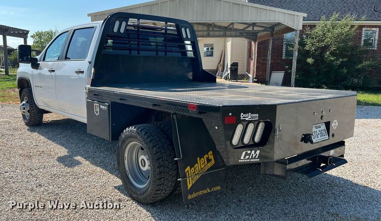 image for item LF9502 2020 Chevrolet Silverado 3500HD  Crew Cab flatbed pickup truck