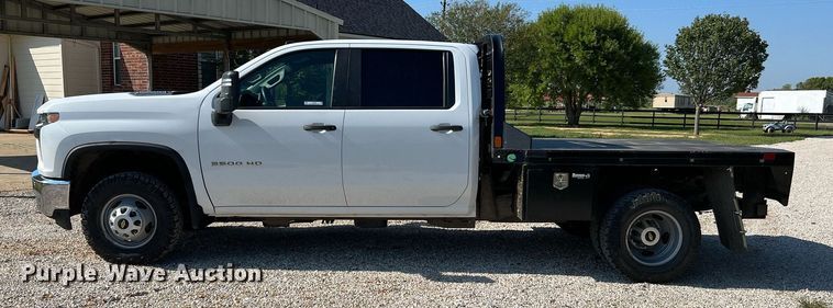 image for item LF9502 2020 Chevrolet Silverado 3500HD  Crew Cab flatbed pickup truck