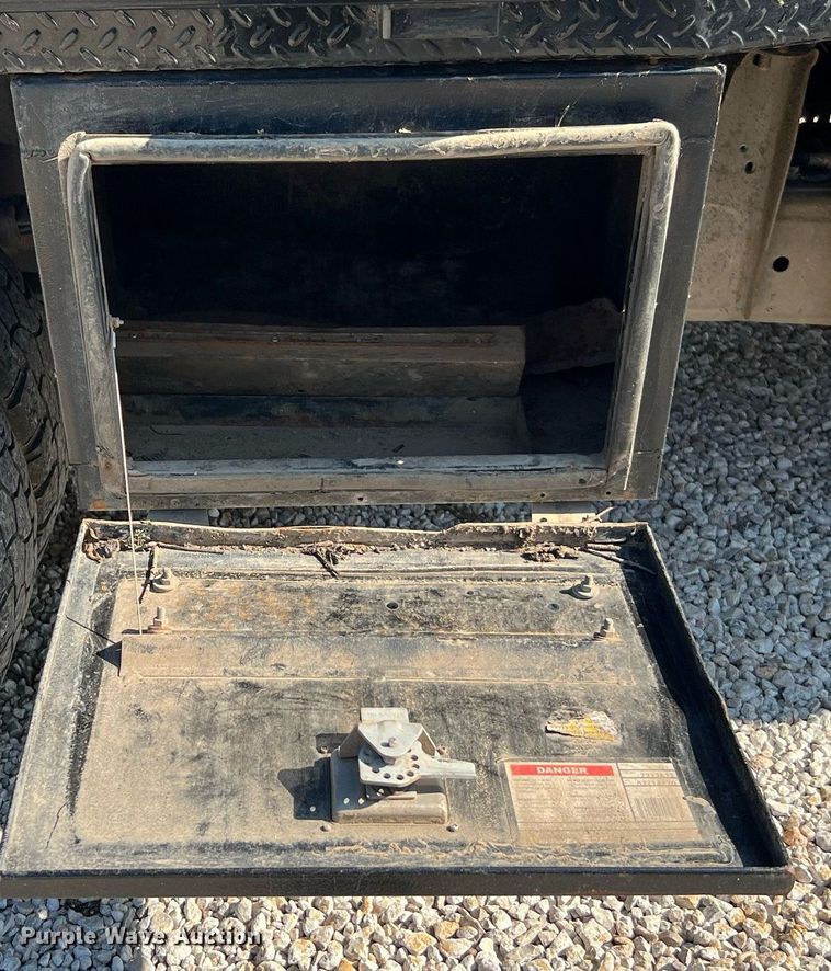 image for item LF9502 2020 Chevrolet Silverado 3500HD  Crew Cab flatbed pickup truck