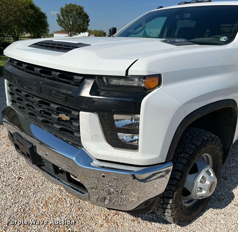 image for item LF9502 2020 Chevrolet Silverado 3500HD  Crew Cab flatbed pickup truck