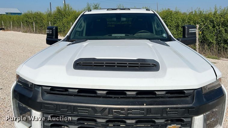 image for item LF9502 2020 Chevrolet Silverado 3500HD  Crew Cab flatbed pickup truck
