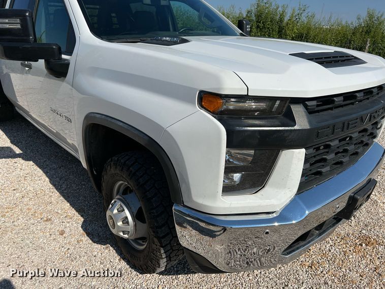 image for item LF9502 2020 Chevrolet Silverado 3500HD  Crew Cab flatbed pickup truck