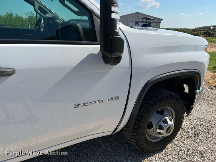 image for item LF9502 2020 Chevrolet Silverado 3500HD  Crew Cab flatbed pickup truck