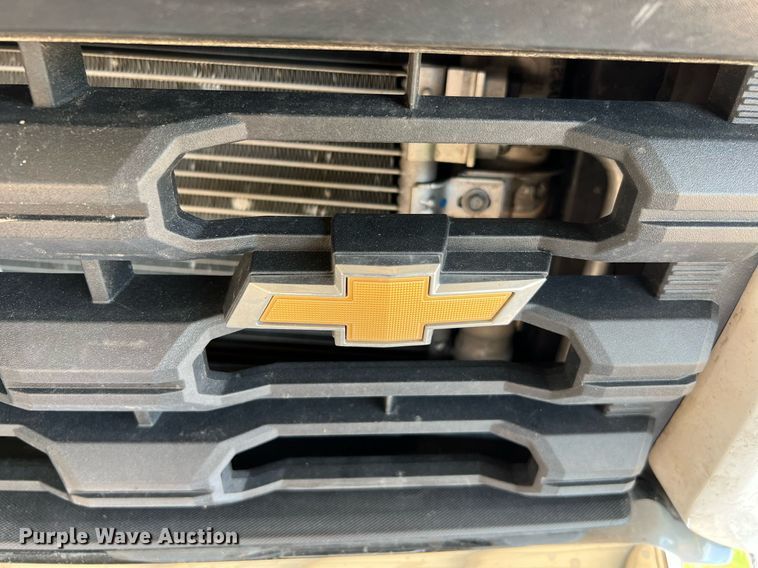 image for item LF9502 2020 Chevrolet Silverado 3500HD  Crew Cab flatbed pickup truck