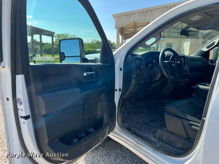 image for item LF9502 2020 Chevrolet Silverado 3500HD  Crew Cab flatbed pickup truck