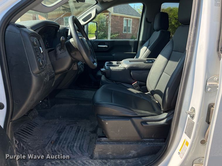 image for item LF9502 2020 Chevrolet Silverado 3500HD  Crew Cab flatbed pickup truck