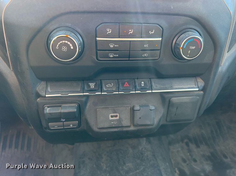 image for item LF9502 2020 Chevrolet Silverado 3500HD  Crew Cab flatbed pickup truck