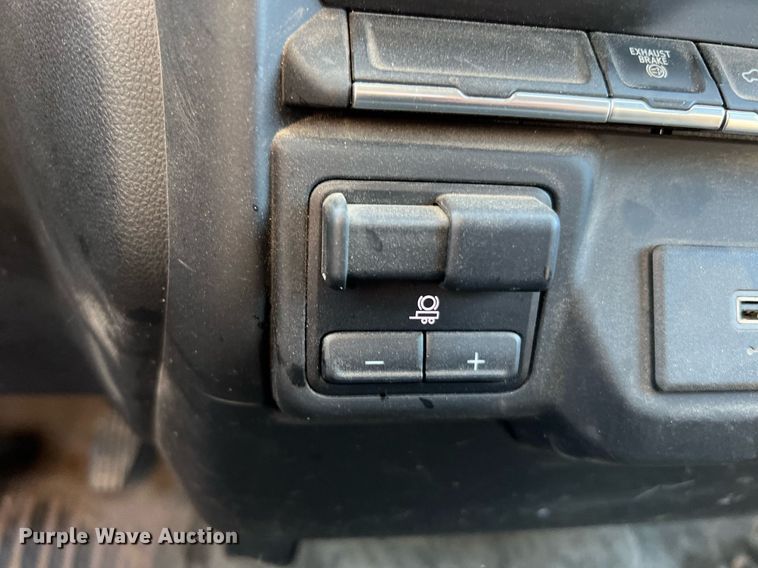 image for item LF9502 2020 Chevrolet Silverado 3500HD  Crew Cab flatbed pickup truck