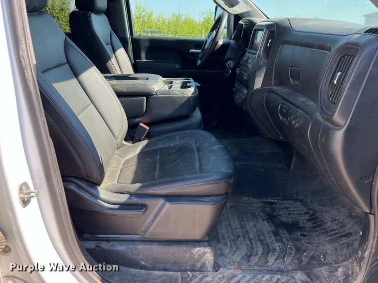 image for item LF9502 2020 Chevrolet Silverado 3500HD  Crew Cab flatbed pickup truck