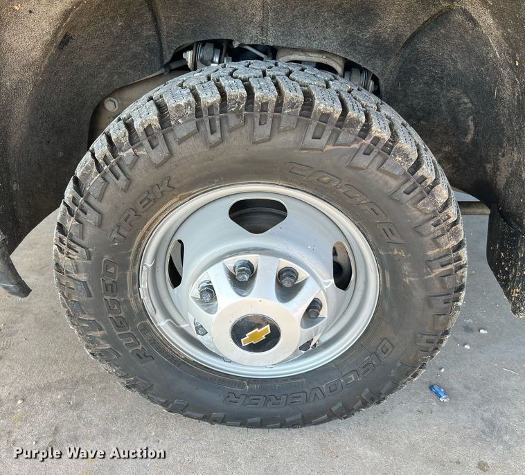 image for item LF9502 2020 Chevrolet Silverado 3500HD  Crew Cab flatbed pickup truck