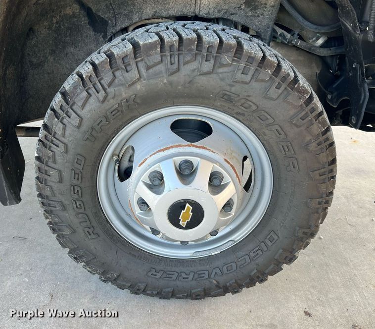 image for item LF9502 2020 Chevrolet Silverado 3500HD  Crew Cab flatbed pickup truck