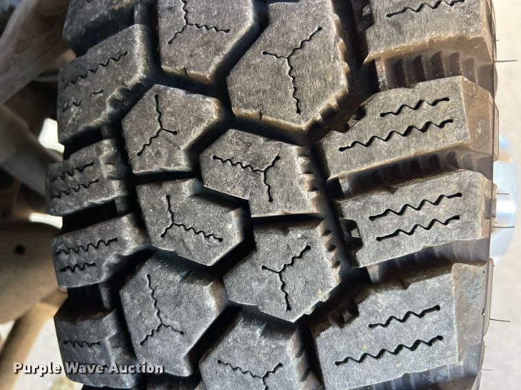 image for item LF9502 2020 Chevrolet Silverado 3500HD  Crew Cab flatbed pickup truck