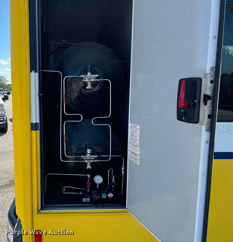 image for item LF9504 2016 Chevrolet Express  shuttle bus