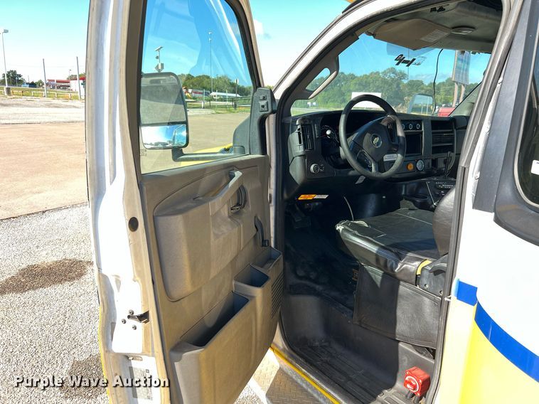 image for item LF9504 2016 Chevrolet Express  shuttle bus