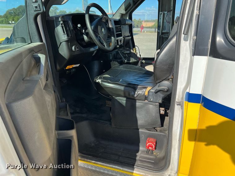 image for item LF9504 2016 Chevrolet Express  shuttle bus