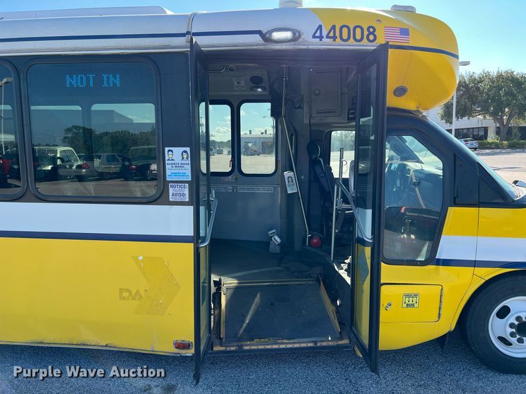 image for item LF9504 2016 Chevrolet Express  shuttle bus