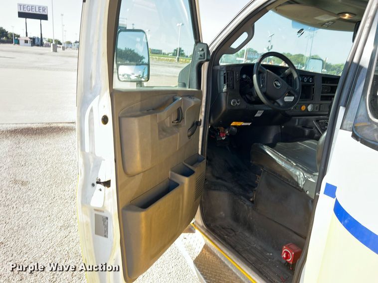 image for item LF9505 2018 Chevrolet Express  shuttle bus