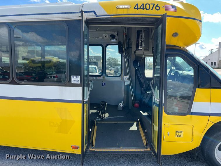 image for item LF9508 2017 Chevrolet Express  shuttle bus