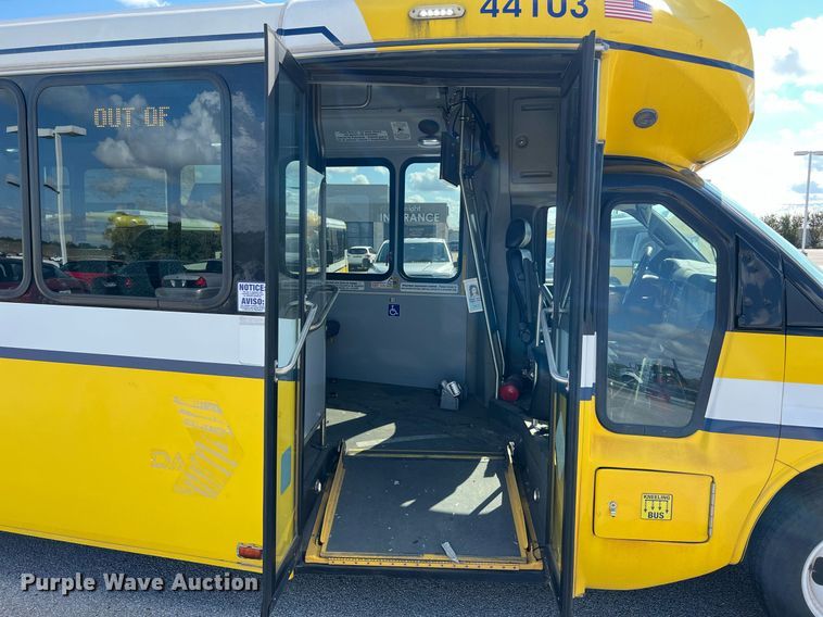 image for item LF9509 2018 Chevrolet Express  shuttle bus