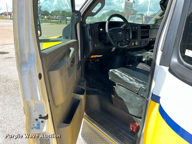 image for item LF9510 2016 Chevrolet Express  shuttle bus