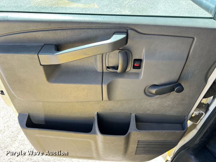 image for item LF9510 2016 Chevrolet Express  shuttle bus