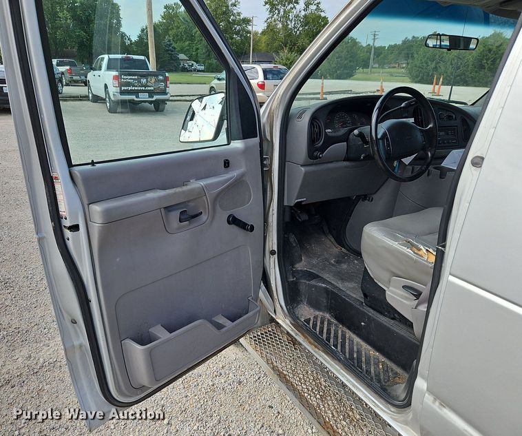 image for item LM9144 2002 Ford E350 Super Duty XL  handicap accessible van
